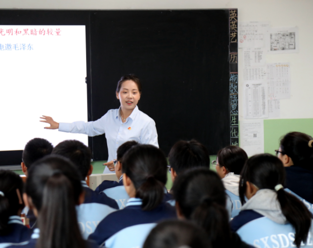 将中学理念贯穿一直出现出一堂堂精彩纷呈的课程 将中学理念贯穿一直出现出一堂堂精彩纷呈的课程
