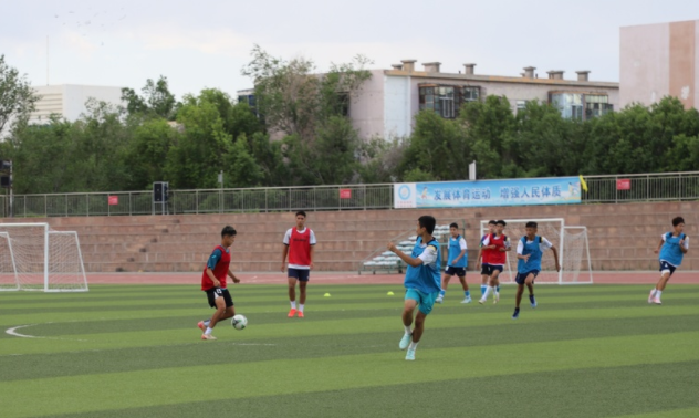 与学校教育深度交融在篮球教练正带着孩子们练习上篮与传球