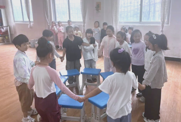 一年级新生在老师带领下以做游戏的方式敞开了崭新的校园生活 一年级新生在老师带领下以做游戏的方式敞开了崭新的校园生活